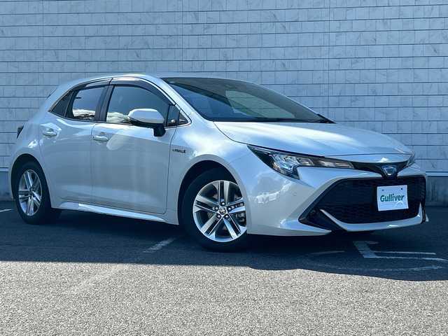 トヨタ カローラ スポーツ ハイブリッドG 大阪府 2018(平30)年 2.7万km ホワイトパールクリスタルシャイン 純正9インチナビ(フルセグ/Bluetooth/CD/DVD)/ブラインドスポットモニター/レーダークルーズコントロール/バックカメラ/衝突被害軽減システム/横滑り防止装置/レーンキープアシスト/コーナーセンサー/オートマチックハイビーム/オートライト/純正LEDライト/フロントフォグランプ/純正AW（16inch)/純正フロアマット/ビルトインEC/ドライブレコーダー/スペアキー1本