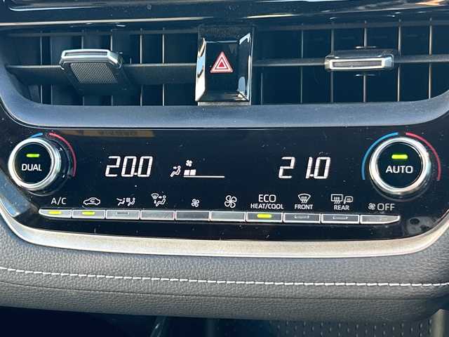 トヨタ カローラ スポーツ ハイブリッドG 大阪府 2018(平30)年 2.7万km ホワイトパールクリスタルシャイン 純正9インチナビ(フルセグ/Bluetooth/CD/DVD)/ブラインドスポットモニター/レーダークルーズコントロール/バックカメラ/衝突被害軽減システム/横滑り防止装置/レーンキープアシスト/コーナーセンサー/オートマチックハイビーム/オートライト/純正LEDライト/フロントフォグランプ/純正AW（16inch)/純正フロアマット/ビルトインEC/ドライブレコーダー/スペアキー1本