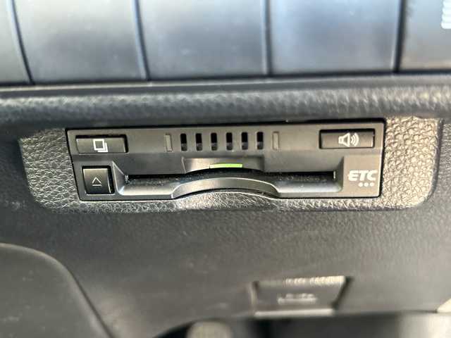 トヨタ カローラ スポーツ ハイブリッドG 大阪府 2018(平30)年 2.7万km ホワイトパールクリスタルシャイン 純正9インチナビ(フルセグ/Bluetooth/CD/DVD)/ブラインドスポットモニター/レーダークルーズコントロール/バックカメラ/衝突被害軽減システム/横滑り防止装置/レーンキープアシスト/コーナーセンサー/オートマチックハイビーム/オートライト/純正LEDライト/フロントフォグランプ/純正AW（16inch)/純正フロアマット/ビルトインEC/ドライブレコーダー/スペアキー1本