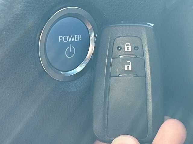 トヨタ カローラ スポーツ ハイブリッドG 大阪府 2018(平30)年 2.7万km ホワイトパールクリスタルシャイン 純正9インチナビ(フルセグ/Bluetooth/CD/DVD)/ブラインドスポットモニター/レーダークルーズコントロール/バックカメラ/衝突被害軽減システム/横滑り防止装置/レーンキープアシスト/コーナーセンサー/オートマチックハイビーム/オートライト/純正LEDライト/フロントフォグランプ/純正AW（16inch)/純正フロアマット/ビルトインEC/ドライブレコーダー/スペアキー1本