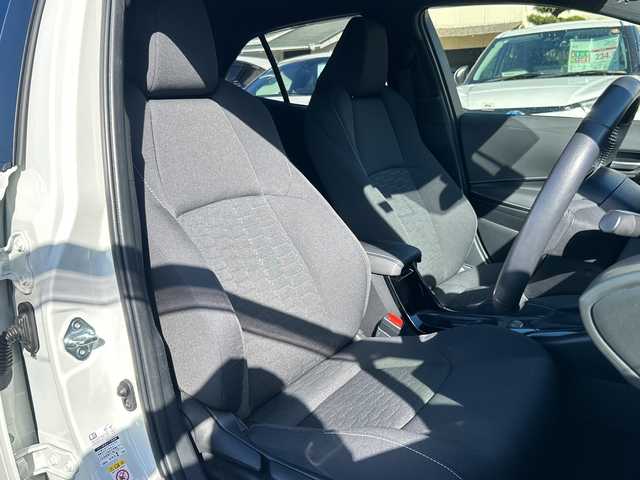 トヨタ カローラ スポーツ ハイブリッドG 大阪府 2018(平30)年 2.7万km ホワイトパールクリスタルシャイン 純正9インチナビ(フルセグ/Bluetooth/CD/DVD)/ブラインドスポットモニター/レーダークルーズコントロール/バックカメラ/衝突被害軽減システム/横滑り防止装置/レーンキープアシスト/コーナーセンサー/オートマチックハイビーム/オートライト/純正LEDライト/フロントフォグランプ/純正AW（16inch)/純正フロアマット/ビルトインEC/ドライブレコーダー/スペアキー1本