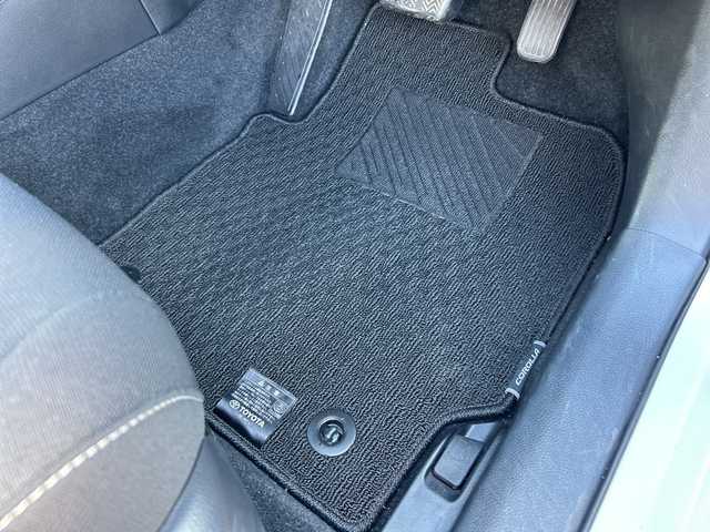 トヨタ カローラ スポーツ ハイブリッドG 大阪府 2018(平30)年 2.7万km ホワイトパールクリスタルシャイン 純正9インチナビ(フルセグ/Bluetooth/CD/DVD)/ブラインドスポットモニター/レーダークルーズコントロール/バックカメラ/衝突被害軽減システム/横滑り防止装置/レーンキープアシスト/コーナーセンサー/オートマチックハイビーム/オートライト/純正LEDライト/フロントフォグランプ/純正AW（16inch)/純正フロアマット/ビルトインEC/ドライブレコーダー/スペアキー1本