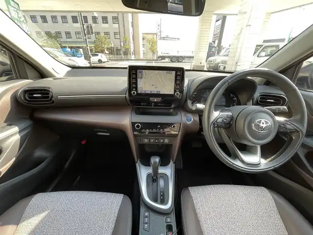 トヨタ ヤリスクロス ハイブリッド Z 岡山県 2022(令4)年 5.7万km ブラックマイカ 登録時走行距離57183km/純正DA/(AM/FM/TV/BT/MiraCast)/ToyotaSeaftySense/・アダプティブクルーズコントロール/・プリクラッシュセーフティ/・レーントレーシングアシスト/・オートマティックハイビーム/全方位カメラ/ドライブレコーダー/ビルトインETC/D+N席パワーシート/D+N席シートヒーター/プッシュパーキングブレーキ/プッシュスタート/スマートキー/スペアキー/純正18インチアルミホイール