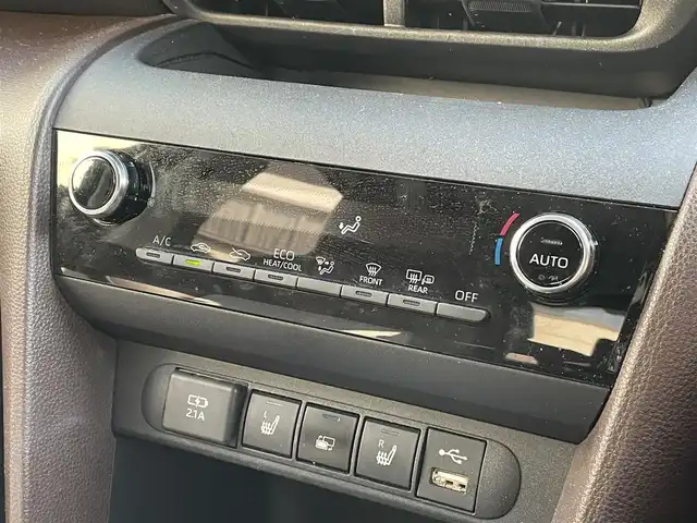 トヨタ ヤリスクロス ハイブリッド Z 岡山県 2022(令4)年 5.7万km ブラックマイカ 登録時走行距離57183km/純正DA/(AM/FM/TV/BT/MiraCast)/ToyotaSeaftySense/・アダプティブクルーズコントロール/・プリクラッシュセーフティ/・レーントレーシングアシスト/・オートマティックハイビーム/全方位カメラ/ドライブレコーダー/ビルトインETC/D+N席パワーシート/D+N席シートヒーター/プッシュパーキングブレーキ/プッシュスタート/スマートキー/スペアキー/純正18インチアルミホイール