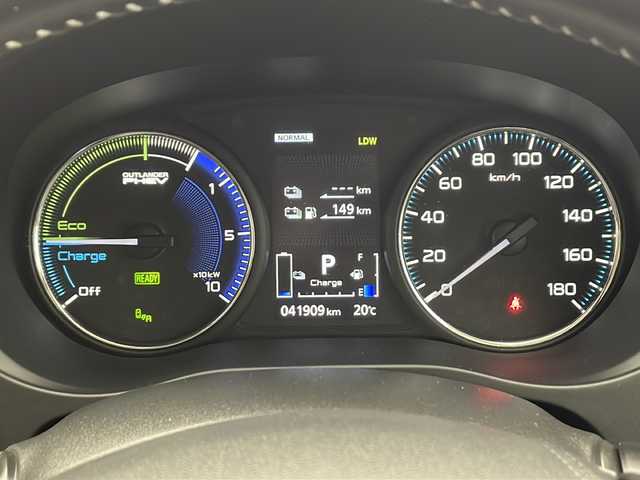 三菱 アウトランダー ＰＨＥＶ G プラスパッケージ 千葉県 2020(令2)年 4.2万km アメジストブラック 衝突軽減ブレーキ/レーンキープアシスト/純正メモリナビ（フルセグ/Bluetooth）/全方位カメラ/ステアリングスイッチ/ETC/レーダークルーズコントロール/ハーフレザーシート/シートヒーター（D/N席）/スマートキー/プッシュスタート/LEDヘッドライト/オートライト/ウィンカーミラー/純正フロアマット/純正サイドバイザー/W＋サイドエアバッグ/ステアリングヒーター