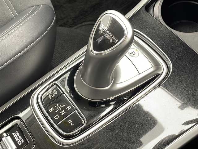 三菱 アウトランダー ＰＨＥＶ G プラスパッケージ 千葉県 2020(令2)年 4.2万km アメジストブラック 衝突軽減ブレーキ/レーンキープアシスト/純正メモリナビ（フルセグ/Bluetooth）/全方位カメラ/ステアリングスイッチ/ETC/レーダークルーズコントロール/ハーフレザーシート/シートヒーター（D/N席）/スマートキー/プッシュスタート/LEDヘッドライト/オートライト/ウィンカーミラー/純正フロアマット/純正サイドバイザー/W＋サイドエアバッグ/ステアリングヒーター