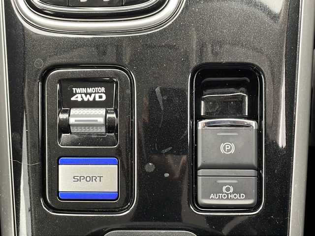 三菱 アウトランダー ＰＨＥＶ G プラスパッケージ 千葉県 2020(令2)年 4.2万km アメジストブラック 衝突軽減ブレーキ/レーンキープアシスト/純正メモリナビ（フルセグ/Bluetooth）/全方位カメラ/ステアリングスイッチ/ETC/レーダークルーズコントロール/ハーフレザーシート/シートヒーター（D/N席）/スマートキー/プッシュスタート/LEDヘッドライト/オートライト/ウィンカーミラー/純正フロアマット/純正サイドバイザー/W＋サイドエアバッグ/ステアリングヒーター