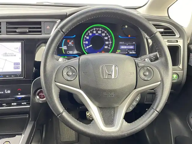 ホンダ シャトル ハイブリッド X スタイルエディション 千葉県 2016(平28)年 6.4万km ティンテッドシルバーM シティブレーキアクティブシステム/・低速域衝突軽減ブレーキ/・誤発進抑制機能/純正9インチメモリーナビ/・フルセグTV/・Bluetooth接続/・DVD/CD再生可能/バックカメラ/スマートキー/LEDヘッドライト/クルーズコントロール