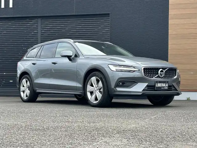 ボルボ Ｖ６０ クロスカントリー T5 AWD 宮崎県 2020(令2)年 3.5万km オスミウムグレーM 純正HDDナビ/・Bluetooth/・AM　FM/・USB/・フルセグテレビ/・AppleCarPlay/・AndroidAuto/ブラックレザーシート/・DN席シートヒーター/・DN席パワーシート/全方位カメラ/・フロントカメラ/・サイドカメラ/・バックカメラ /アイドリングストップ/プッシュスタート/アクティブクルーズコントロール/・レーンキープアシスト/・ブラインドスポットモニター/ETC/LEDヘッドライト/電動リアゲート/純正18インチアルミホイール