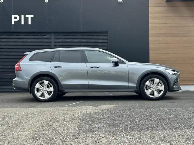 ボルボ Ｖ６０ クロスカントリー T5 AWD 宮崎県 2020(令2)年 3.5万km オスミウムグレーM 純正HDDナビ/・Bluetooth/・AM　FM/・USB/・フルセグテレビ/・AppleCarPlay/・AndroidAuto/ブラックレザーシート/・DN席シートヒーター/・DN席パワーシート/全方位カメラ/・フロントカメラ/・サイドカメラ/・バックカメラ /アイドリングストップ/プッシュスタート/アクティブクルーズコントロール/・レーンキープアシスト/・ブラインドスポットモニター/ETC/LEDヘッドライト/電動リアゲート/純正18インチアルミホイール