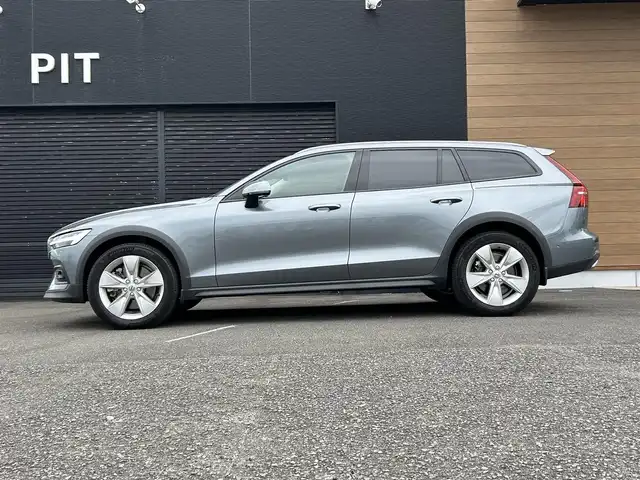 ボルボ Ｖ６０ クロスカントリー T5 AWD 宮崎県 2020(令2)年 3.5万km オスミウムグレーM 純正HDDナビ/・Bluetooth/・AM　FM/・USB/・フルセグテレビ/・AppleCarPlay/・AndroidAuto/ブラックレザーシート/・DN席シートヒーター/・DN席パワーシート/全方位カメラ/・フロントカメラ/・サイドカメラ/・バックカメラ /アイドリングストップ/プッシュスタート/アクティブクルーズコントロール/・レーンキープアシスト/・ブラインドスポットモニター/ETC/LEDヘッドライト/電動リアゲート/純正18インチアルミホイール