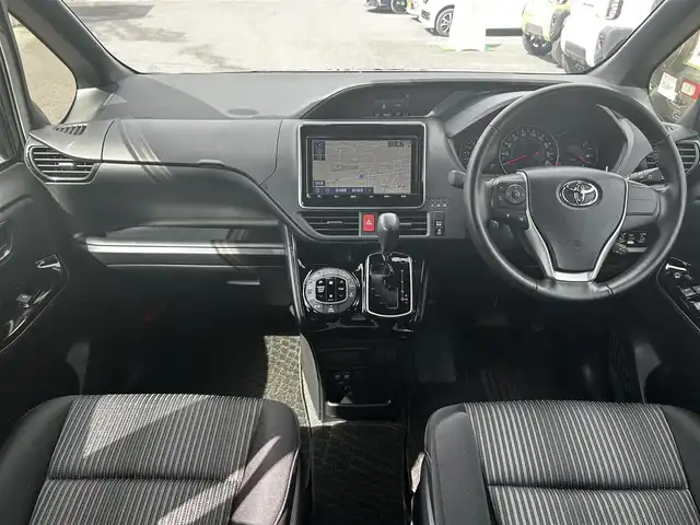 トヨタ ノア Si 福島県 2019(令1)年 0.9万km ボルドーマイカメタリック ワンオーナー/フリップダウンモニター/両側パワースライドドア/純正メモリーナビ(NSZT-Y68T)/(AM/FM/Bluetooth/フルセグTV/DVD)/バックカメラ/前方ドライブレコーダー/ビルトインETC/TOYOTA Safety Sense P/・レーダークルーズ コントロール/・プリクラッシュセーフティ/・レーンディパーチャーアラート/・先行車発進告知機能/・オートマチックハイビーム/横滑り防止装置/クリアランスソナー/純正16インチアルミホイール/純正LEDライト/純正フォグランプ/スマートキー/スペアキー1本/純正フロアマット/取扱説明書/保証書