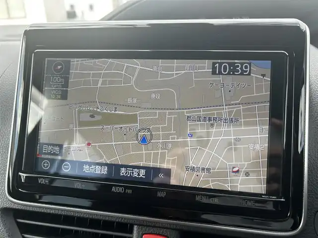 トヨタ ノア Si 福島県 2019(令1)年 0.9万km ボルドーマイカメタリック ワンオーナー/フリップダウンモニター/両側パワースライドドア/純正メモリーナビ(NSZT-Y68T)/(AM/FM/Bluetooth/フルセグTV/DVD)/バックカメラ/前方ドライブレコーダー/ビルトインETC/TOYOTA Safety Sense P/・レーダークルーズ コントロール/・プリクラッシュセーフティ/・レーンディパーチャーアラート/・先行車発進告知機能/・オートマチックハイビーム/横滑り防止装置/クリアランスソナー/純正16インチアルミホイール/純正LEDライト/純正フォグランプ/スマートキー/スペアキー1本/純正フロアマット/取扱説明書/保証書