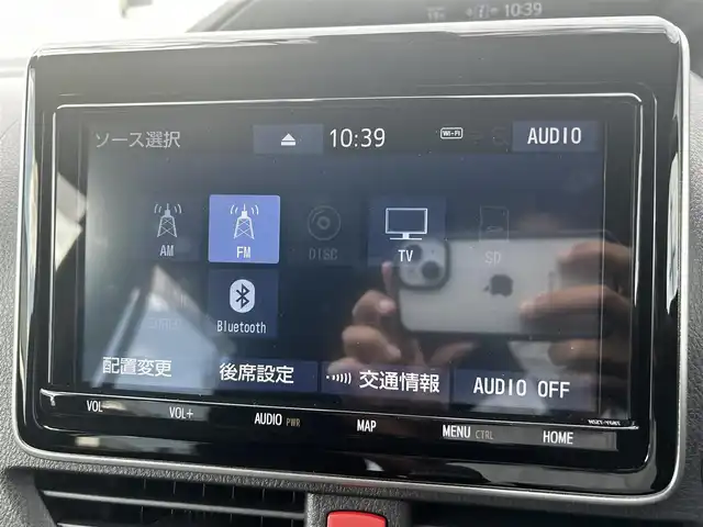 トヨタ ノア Si 福島県 2019(令1)年 0.9万km ボルドーマイカメタリック ワンオーナー/フリップダウンモニター/両側パワースライドドア/純正メモリーナビ(NSZT-Y68T)/(AM/FM/Bluetooth/フルセグTV/DVD)/バックカメラ/前方ドライブレコーダー/ビルトインETC/TOYOTA Safety Sense P/・レーダークルーズ コントロール/・プリクラッシュセーフティ/・レーンディパーチャーアラート/・先行車発進告知機能/・オートマチックハイビーム/横滑り防止装置/クリアランスソナー/純正16インチアルミホイール/純正LEDライト/純正フォグランプ/スマートキー/スペアキー1本/純正フロアマット/取扱説明書/保証書