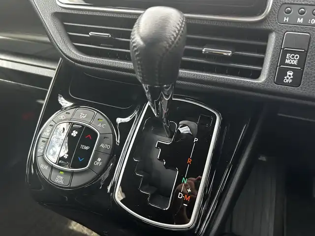 トヨタ ノア Si 福島県 2019(令1)年 0.9万km ボルドーマイカメタリック ワンオーナー/フリップダウンモニター/両側パワースライドドア/純正メモリーナビ(NSZT-Y68T)/(AM/FM/Bluetooth/フルセグTV/DVD)/バックカメラ/前方ドライブレコーダー/ビルトインETC/TOYOTA Safety Sense P/・レーダークルーズ コントロール/・プリクラッシュセーフティ/・レーンディパーチャーアラート/・先行車発進告知機能/・オートマチックハイビーム/横滑り防止装置/クリアランスソナー/純正16インチアルミホイール/純正LEDライト/純正フォグランプ/スマートキー/スペアキー1本/純正フロアマット/取扱説明書/保証書
