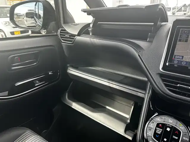 トヨタ ノア Si 福島県 2019(令1)年 0.9万km ボルドーマイカメタリック ワンオーナー/フリップダウンモニター/両側パワースライドドア/純正メモリーナビ(NSZT-Y68T)/(AM/FM/Bluetooth/フルセグTV/DVD)/バックカメラ/前方ドライブレコーダー/ビルトインETC/TOYOTA Safety Sense P/・レーダークルーズ コントロール/・プリクラッシュセーフティ/・レーンディパーチャーアラート/・先行車発進告知機能/・オートマチックハイビーム/横滑り防止装置/クリアランスソナー/純正16インチアルミホイール/純正LEDライト/純正フォグランプ/スマートキー/スペアキー1本/純正フロアマット/取扱説明書/保証書