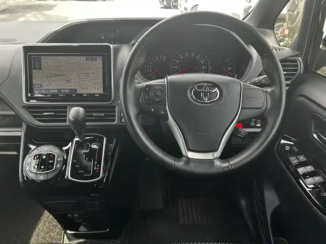 トヨタ ノア Si 福島県 2019(令1)年 0.9万km ボルドーマイカメタリック ワンオーナー/フリップダウンモニター/両側パワースライドドア/純正メモリーナビ(NSZT-Y68T)/(AM/FM/Bluetooth/フルセグTV/DVD)/バックカメラ/前方ドライブレコーダー/ビルトインETC/TOYOTA Safety Sense P/・レーダークルーズ コントロール/・プリクラッシュセーフティ/・レーンディパーチャーアラート/・先行車発進告知機能/・オートマチックハイビーム/横滑り防止装置/クリアランスソナー/純正16インチアルミホイール/純正LEDライト/純正フォグランプ/スマートキー/スペアキー1本/純正フロアマット/取扱説明書/保証書