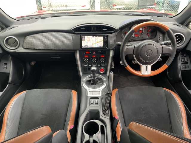 トヨタ ８６ GT リミテッド 埼玉県 2015(平27)年 7.8万km レッド ６速ＭＴ/ハーフレザーシート/前席シートヒーター/ディーラー７インチメモリナビ＆フルセグＴＶ/　（ＤＶＤ＆ＣＤ＆ＢＴ）/バックカメラ/ＥＴＣ（２．０）/クルーズコントロール/革巻きステアリング/リアスポイラー/純正１７inアルミホイール/ＨＩＤライト/電動格納ミラー/スマートキー/プッシュスタート/盗難防止装置/Ｗ＆サイド＋カーテンエアバッグ/横滑り防止装置/ＡＢＳ/ドアバイザー/フロアマット/新車保証書/取扱説明書/スマートスペアキー有