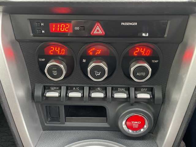 トヨタ ８６ GT リミテッド 埼玉県 2015(平27)年 7.8万km レッド ６速ＭＴ/ハーフレザーシート/前席シートヒーター/ディーラー７インチメモリナビ＆フルセグＴＶ/　（ＤＶＤ＆ＣＤ＆ＢＴ）/バックカメラ/ＥＴＣ（２．０）/クルーズコントロール/革巻きステアリング/リアスポイラー/純正１７inアルミホイール/ＨＩＤライト/電動格納ミラー/スマートキー/プッシュスタート/盗難防止装置/Ｗ＆サイド＋カーテンエアバッグ/横滑り防止装置/ＡＢＳ/ドアバイザー/フロアマット/新車保証書/取扱説明書/スマートスペアキー有