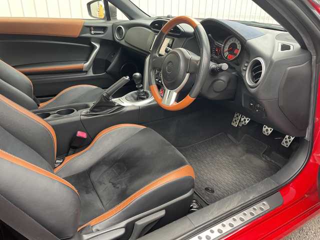 トヨタ ８６ GT リミテッド 埼玉県 2015(平27)年 7.8万km レッド ６速ＭＴ/ハーフレザーシート/前席シートヒーター/ディーラー７インチメモリナビ＆フルセグＴＶ/　（ＤＶＤ＆ＣＤ＆ＢＴ）/バックカメラ/ＥＴＣ（２．０）/クルーズコントロール/革巻きステアリング/リアスポイラー/純正１７inアルミホイール/ＨＩＤライト/電動格納ミラー/スマートキー/プッシュスタート/盗難防止装置/Ｗ＆サイド＋カーテンエアバッグ/横滑り防止装置/ＡＢＳ/ドアバイザー/フロアマット/新車保証書/取扱説明書/スマートスペアキー有