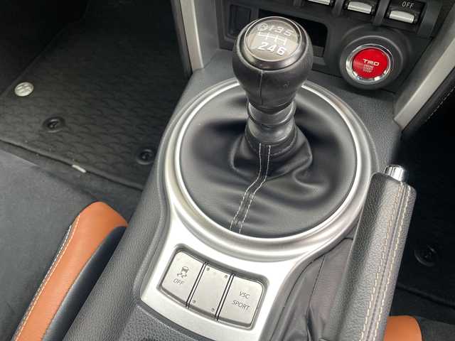 トヨタ ８６ GT リミテッド 埼玉県 2015(平27)年 7.8万km レッド ６速ＭＴ/ハーフレザーシート/前席シートヒーター/ディーラー７インチメモリナビ＆フルセグＴＶ/　（ＤＶＤ＆ＣＤ＆ＢＴ）/バックカメラ/ＥＴＣ（２．０）/クルーズコントロール/革巻きステアリング/リアスポイラー/純正１７inアルミホイール/ＨＩＤライト/電動格納ミラー/スマートキー/プッシュスタート/盗難防止装置/Ｗ＆サイド＋カーテンエアバッグ/横滑り防止装置/ＡＢＳ/ドアバイザー/フロアマット/新車保証書/取扱説明書/スマートスペアキー有