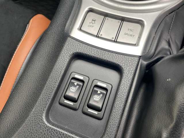 トヨタ ８６ GT リミテッド 埼玉県 2015(平27)年 7.8万km レッド ６速ＭＴ/ハーフレザーシート/前席シートヒーター/ディーラー７インチメモリナビ＆フルセグＴＶ/　（ＤＶＤ＆ＣＤ＆ＢＴ）/バックカメラ/ＥＴＣ（２．０）/クルーズコントロール/革巻きステアリング/リアスポイラー/純正１７inアルミホイール/ＨＩＤライト/電動格納ミラー/スマートキー/プッシュスタート/盗難防止装置/Ｗ＆サイド＋カーテンエアバッグ/横滑り防止装置/ＡＢＳ/ドアバイザー/フロアマット/新車保証書/取扱説明書/スマートスペアキー有