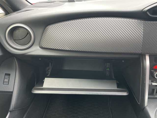 トヨタ ８６ GT リミテッド 埼玉県 2015(平27)年 7.8万km レッド ６速ＭＴ/ハーフレザーシート/前席シートヒーター/ディーラー７インチメモリナビ＆フルセグＴＶ/　（ＤＶＤ＆ＣＤ＆ＢＴ）/バックカメラ/ＥＴＣ（２．０）/クルーズコントロール/革巻きステアリング/リアスポイラー/純正１７inアルミホイール/ＨＩＤライト/電動格納ミラー/スマートキー/プッシュスタート/盗難防止装置/Ｗ＆サイド＋カーテンエアバッグ/横滑り防止装置/ＡＢＳ/ドアバイザー/フロアマット/新車保証書/取扱説明書/スマートスペアキー有