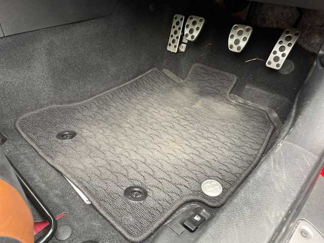 トヨタ ８６ GT リミテッド 埼玉県 2015(平27)年 7.8万km レッド ６速ＭＴ/ハーフレザーシート/前席シートヒーター/ディーラー７インチメモリナビ＆フルセグＴＶ/　（ＤＶＤ＆ＣＤ＆ＢＴ）/バックカメラ/ＥＴＣ（２．０）/クルーズコントロール/革巻きステアリング/リアスポイラー/純正１７inアルミホイール/ＨＩＤライト/電動格納ミラー/スマートキー/プッシュスタート/盗難防止装置/Ｗ＆サイド＋カーテンエアバッグ/横滑り防止装置/ＡＢＳ/ドアバイザー/フロアマット/新車保証書/取扱説明書/スマートスペアキー有