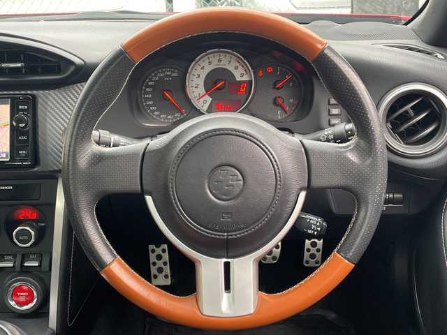 トヨタ ８６ GT リミテッド 埼玉県 2015(平27)年 7.8万km レッド ６速ＭＴ/ハーフレザーシート/前席シートヒーター/ディーラー７インチメモリナビ＆フルセグＴＶ/　（ＤＶＤ＆ＣＤ＆ＢＴ）/バックカメラ/ＥＴＣ（２．０）/クルーズコントロール/革巻きステアリング/リアスポイラー/純正１７inアルミホイール/ＨＩＤライト/電動格納ミラー/スマートキー/プッシュスタート/盗難防止装置/Ｗ＆サイド＋カーテンエアバッグ/横滑り防止装置/ＡＢＳ/ドアバイザー/フロアマット/新車保証書/取扱説明書/スマートスペアキー有