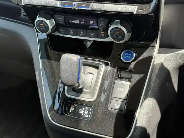 日産 セレナ e－パワー ハイウェイスター V 佐賀県 2020(令2)年 5.1万km ダイヤモンドブラック プロパイロット/ALPINE製11型ナビゲーション「EX11NX」/・AM/FM/BT/CD/DVD/フルセグ/アラウンドビューモニター/ALPINE製フリップダウンモニター/前後ドライブレコーダー/両側パワースライドドア/スマートキー/LEDヘッドライト/・オートマチックハイビーム/ETC/純正フロアマット/純正ドアバイザー/新車保証書/取扱説明書/スペアキー1本あり/インテリジェントセーフティー/・インテリジェント エマージェンシーブレーキ/・インテリジェント LI（車線逸脱防止支援システム）/・LDW（車線逸脱警報）/・インテリジェント クルーズコントロール（追従式）/・RCTA（後退時車両検知警報）/・ふらつき警報/・踏み間違い衝突防止アシスト（前後対応）/・SRSエアバッグ（運転席・助手席＋サイド＋カーテン）/・VDC（車両姿勢制御）＋TCS（トラクションコントロール）/・ヒルスタートアシスト