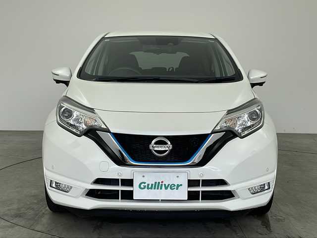 日産 ノート e－パワー X Vセレクション 兵庫県 2020(令2)年 6万km ブリリアントホワイトパール ・純正ナビ＆TV＆BT＆DVD＆SD/・アラウンドビューモニター/・エマージェンシーブレーキ/・レーンキープアシスト/・デジタルインナーミラー/・ステアリングスイッチ/・ETC/・純正ドライブレコーダー/・スマートキー/・プッシュスタート/・LEDヘッドライト/・LEDフォグランプ/・オートライト/・純正15インチアルミホイール/・純正フロアマット/・前後コーナーセンサー