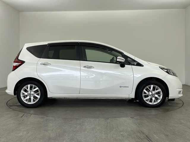 日産 ノート e－パワー X Vセレクション 兵庫県 2020(令2)年 6万km ブリリアントホワイトパール ・純正ナビ＆TV＆BT＆DVD＆SD/・アラウンドビューモニター/・エマージェンシーブレーキ/・レーンキープアシスト/・デジタルインナーミラー/・ステアリングスイッチ/・ETC/・純正ドライブレコーダー/・スマートキー/・プッシュスタート/・LEDヘッドライト/・LEDフォグランプ/・オートライト/・純正15インチアルミホイール/・純正フロアマット/・前後コーナーセンサー