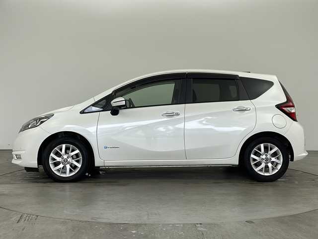 日産 ノート e－パワー X Vセレクション 兵庫県 2020(令2)年 6万km ブリリアントホワイトパール ・純正ナビ＆TV＆BT＆DVD＆SD/・アラウンドビューモニター/・エマージェンシーブレーキ/・レーンキープアシスト/・デジタルインナーミラー/・ステアリングスイッチ/・ETC/・純正ドライブレコーダー/・スマートキー/・プッシュスタート/・LEDヘッドライト/・LEDフォグランプ/・オートライト/・純正15インチアルミホイール/・純正フロアマット/・前後コーナーセンサー