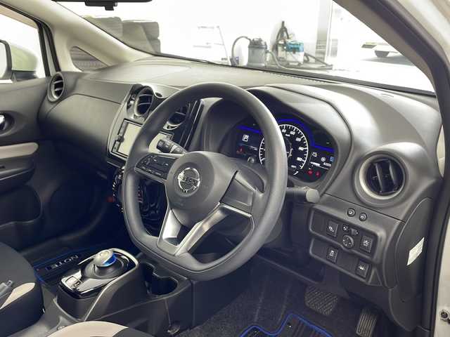 日産 ノート e－パワー X Vセレクション 兵庫県 2020(令2)年 6万km ブリリアントホワイトパール ・純正ナビ＆TV＆BT＆DVD＆SD/・アラウンドビューモニター/・エマージェンシーブレーキ/・レーンキープアシスト/・デジタルインナーミラー/・ステアリングスイッチ/・ETC/・純正ドライブレコーダー/・スマートキー/・プッシュスタート/・LEDヘッドライト/・LEDフォグランプ/・オートライト/・純正15インチアルミホイール/・純正フロアマット/・前後コーナーセンサー