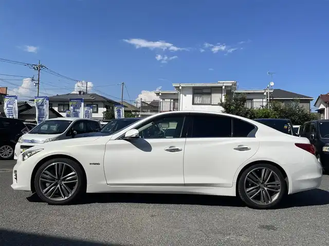 日産 スカイライン ハイブリッド 350GT Type SP 埼玉県 2014(平26)年 13.8万km クリスタルホワイトパール (株)IDOMが運営する【じしゃロン川越店】の自社ローン専用車両になります。こちらは現金またはオートローンご利用時の価格です。自社ローンご希望の方は別途その旨お申付け下さい/純正ナビ/フルセグ/Bluetooth/CD/DVD/AM/FM/アラウンドビューモニター/衝突軽減ブレーキ/レーンキープアシスト/レザーシート/左右パワーシート＆シートヒーター/シートメモリー/パドルシフト/コーナーセンサー/LEDヘッドライト/フォグ/レーダークルーズコントロール/ウインカーミラー/ステアリングリモコン/ドアバイザー/社外フロアマット/ハンドルカバー/車両取扱説明書
