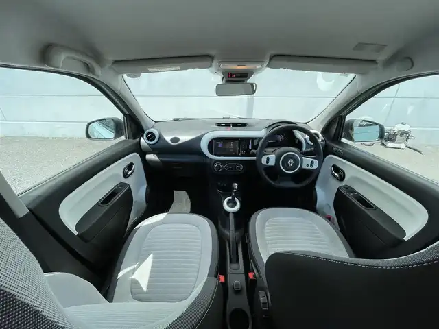 ルノー トゥインゴ EDC 千葉県 2020(令2)年 4.2万km ライトブルー マルチファンクションシステム/・FM/AM/Bluetooth/・Apple car play/Android　Auto/・バックカメラ/スピードリミッター/クルーズコントロール/車線逸脱警報/ＥＴＣ/フロアマット/オートライト/純正１５インチＡＷ/スペアキー有り