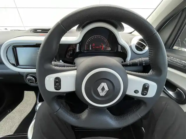 ルノー トゥインゴ EDC 千葉県 2020(令2)年 4.2万km ライトブルー マルチファンクションシステム/・FM/AM/Bluetooth/・Apple car play/Android　Auto/・バックカメラ/スピードリミッター/クルーズコントロール/車線逸脱警報/ＥＴＣ/フロアマット/オートライト/純正１５インチＡＷ/スペアキー有り