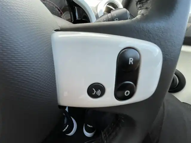 ルノー トゥインゴ EDC 千葉県 2020(令2)年 4.2万km ライトブルー マルチファンクションシステム/・FM/AM/Bluetooth/・Apple car play/Android　Auto/・バックカメラ/スピードリミッター/クルーズコントロール/車線逸脱警報/ＥＴＣ/フロアマット/オートライト/純正１５インチＡＷ/スペアキー有り