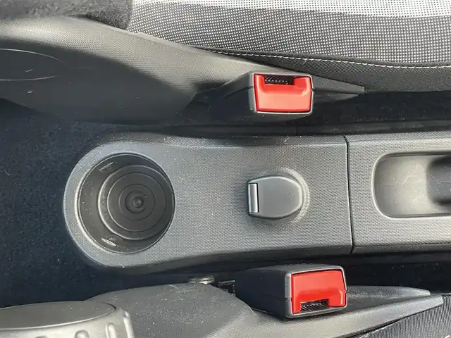 ルノー トゥインゴ EDC 千葉県 2020(令2)年 4.2万km ライトブルー マルチファンクションシステム/・FM/AM/Bluetooth/・Apple car play/Android　Auto/・バックカメラ/スピードリミッター/クルーズコントロール/車線逸脱警報/ＥＴＣ/フロアマット/オートライト/純正１５インチＡＷ/スペアキー有り