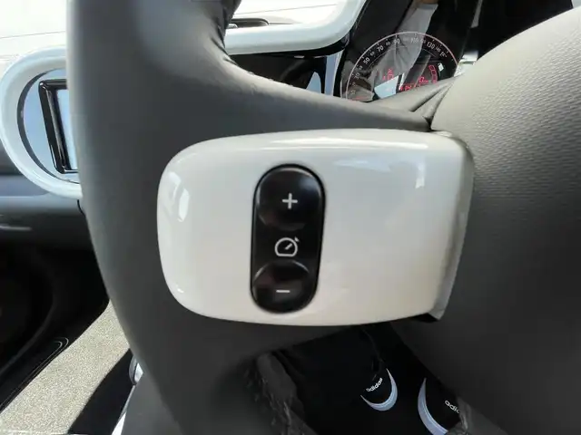 ルノー トゥインゴ EDC 千葉県 2020(令2)年 4.2万km ライトブルー マルチファンクションシステム/・FM/AM/Bluetooth/・Apple car play/Android　Auto/・バックカメラ/スピードリミッター/クルーズコントロール/車線逸脱警報/ＥＴＣ/フロアマット/オートライト/純正１５インチＡＷ/スペアキー有り