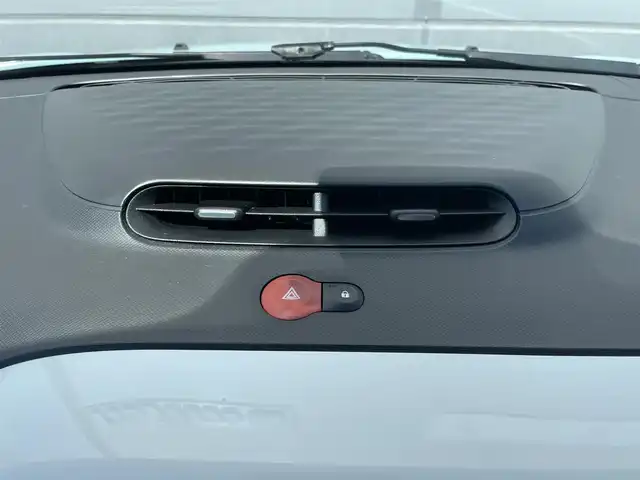 ルノー トゥインゴ EDC 千葉県 2020(令2)年 4.2万km ライトブルー マルチファンクションシステム/・FM/AM/Bluetooth/・Apple car play/Android　Auto/・バックカメラ/スピードリミッター/クルーズコントロール/車線逸脱警報/ＥＴＣ/フロアマット/オートライト/純正１５インチＡＷ/スペアキー有り