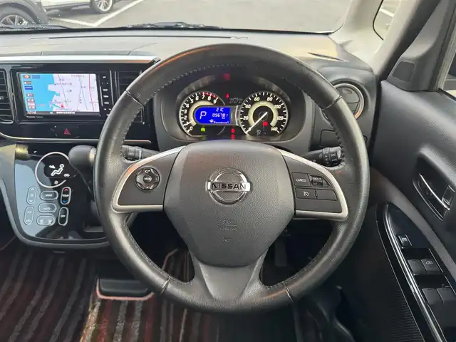 日産 デイズ ルークス ハイウェイスター Gターボ 愛媛県 2017(平29)年 5.7万km ホワイトパール 登録時走行距離：56781km/社外ＳＤナビ/AM/FM/フルセグTV/Bluetooth/ETC/全周囲カメラ/クルコン/衝突軽減システム/横滑り防止装置/盗難防止装置/両側パワスラ/サーキュレーター/LEDヘッドライト/オートライト/オートハイビーム/エンジンスタートボタン/スマートキー/スペアキー/純正アルミホイール/純正フロアマット