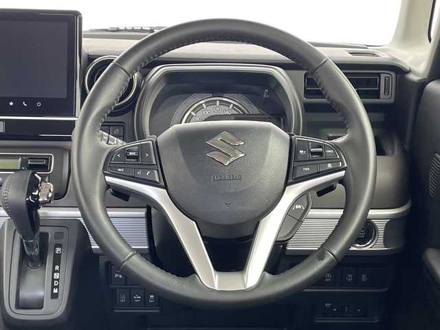 スズキ スペーシア ギア HYBRID XZターボ 鹿児島県 2023(令5)年 0.8万km スチールシルバーM ワンオーナー/禁煙車/スズキセーフティサポート/スズキコネクトナビ/全方位カメラ/ヘッドアップディスプレイ/前席シートヒーター/ETC/前後ドライブレコーダー/両側パワースライドドア/衝突軽減ブレーキ/レーンキープアシスト/レーダークルーズコントロール/パドルシフト/アイドリングストップ/バックカメラ/ルーフレール/後方コーナーセンサー/純正フロアマット/純正14インチアルミホイール/純正LEDヘッドライト