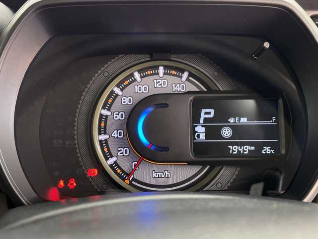 スズキ スペーシア ギア HYBRID XZターボ 鹿児島県 2023(令5)年 0.8万km スチールシルバーM ワンオーナー/禁煙車/スズキセーフティサポート/スズキコネクトナビ/全方位カメラ/ヘッドアップディスプレイ/前席シートヒーター/ETC/前後ドライブレコーダー/両側パワースライドドア/衝突軽減ブレーキ/レーンキープアシスト/レーダークルーズコントロール/パドルシフト/アイドリングストップ/バックカメラ/ルーフレール/後方コーナーセンサー/純正フロアマット/純正14インチアルミホイール/純正LEDヘッドライト