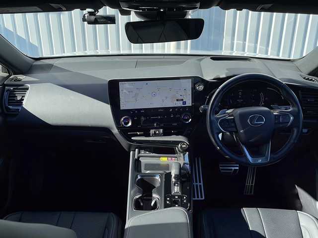 レクサス ＮＸ 350h Fスポーツ 三重県 2022(令4)年 4万km ホワイトノーヴァガラスフレーク 純正１４型ナビ　/全周囲　/ＢＳＭ　/ワイヤレス充電　/黒革 /パーキングアシスト　/ビルトインＥＴＣ２．０ /AC100V充電/パワーバックドア /前席シートヒーター /前席エアーシート /前席パワーシート /メモリシート/前後コーナーセンサー /レーダークルーズコントロール/レーンキープアシスト/衝突軽減ブレーキ/LEDヘッドライト/オートハイビーム/オートライト/純正フロアマット/電動格納ミラー/禁煙車