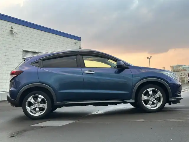 ホンダ ヴェゼル ハイブリッド X Lパッケージ 道北・旭川 2014(平26)年 12.5万km モルフォブルーP (株)IDOMが運営する【じしゃロン旭川店】の自社ローン専用車両になります。こちらは現金またはオートローンご利用時の価格です。自社ローンご希望の方は別途その旨お申付け下さい/　/・純正ナビ(CD/DVD/BT/SD/フルセグ)/・バックカメラ/・ETC/・レーダーブレーキ/・クルーズコントロール/・パドルシフト/・ステアリングリモコン/・両席シートヒーター/・電動格納ウィンカーミラー/・プッシュスタート/・スマートキー2個/・フォグランプ/・取扱説明書