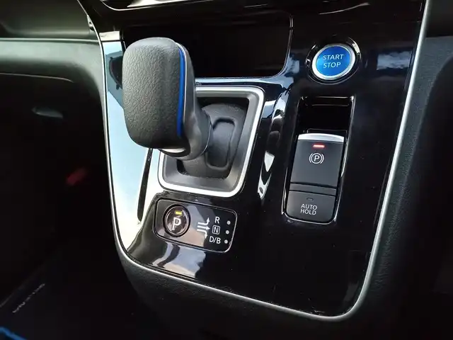 日産 セレナ e－パワー ハイウェイスター V 福井県 2020(令2)年 7.3万km ブリリアントホワイトパール 純正SDナビ/AM/FM/フルセグ/BT/USB/AUX/iPod/アラウンドビューモニター/両側パワースライドドア/後席フリップダウンモニター/エマージェンシーブレーキ/プロパイロット/インテリジェントパーキングアシスト/前後コーナーセンサー/クルーズコントロール/ETC/前方ドライブレコーダー/純正フロアマット/ダブル＋サイドエアバッグ/カーテンエアバッグ/LEDヘッドライト/スマートキー