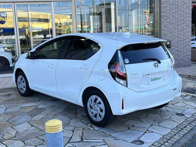 トヨタ アクア S 静岡県 2020(令2)年 2.6万km 白 純正ナビ（Bluetooth AM FM AUX）/前後コーナーセンサー/純正フロアマット/ビルトインETC/トヨタセーフティセンス/パワーステアリング/パワーウィンドウ/キノセンヘッドライト/レーンキープアシスト/横滑り防止装置/Wエアバッグ/リモコンキー/プリクラッシュセーフティ