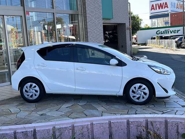 トヨタ アクア S 静岡県 2020(令2)年 2.6万km 白 純正ナビ（Bluetooth AM FM AUX）/前後コーナーセンサー/純正フロアマット/ビルトインETC/トヨタセーフティセンス/パワーステアリング/パワーウィンドウ/キノセンヘッドライト/レーンキープアシスト/横滑り防止装置/Wエアバッグ/リモコンキー/プリクラッシュセーフティ