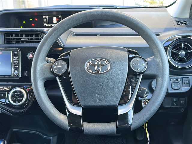 トヨタ アクア S 静岡県 2020(令2)年 2.6万km 白 純正ナビ（Bluetooth AM FM AUX）/前後コーナーセンサー/純正フロアマット/ビルトインETC/トヨタセーフティセンス/パワーステアリング/パワーウィンドウ/キノセンヘッドライト/レーンキープアシスト/横滑り防止装置/Wエアバッグ/リモコンキー/プリクラッシュセーフティ